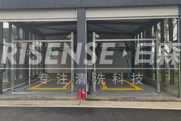 湖北安装2台单摆臂洗车机和2台小神龙